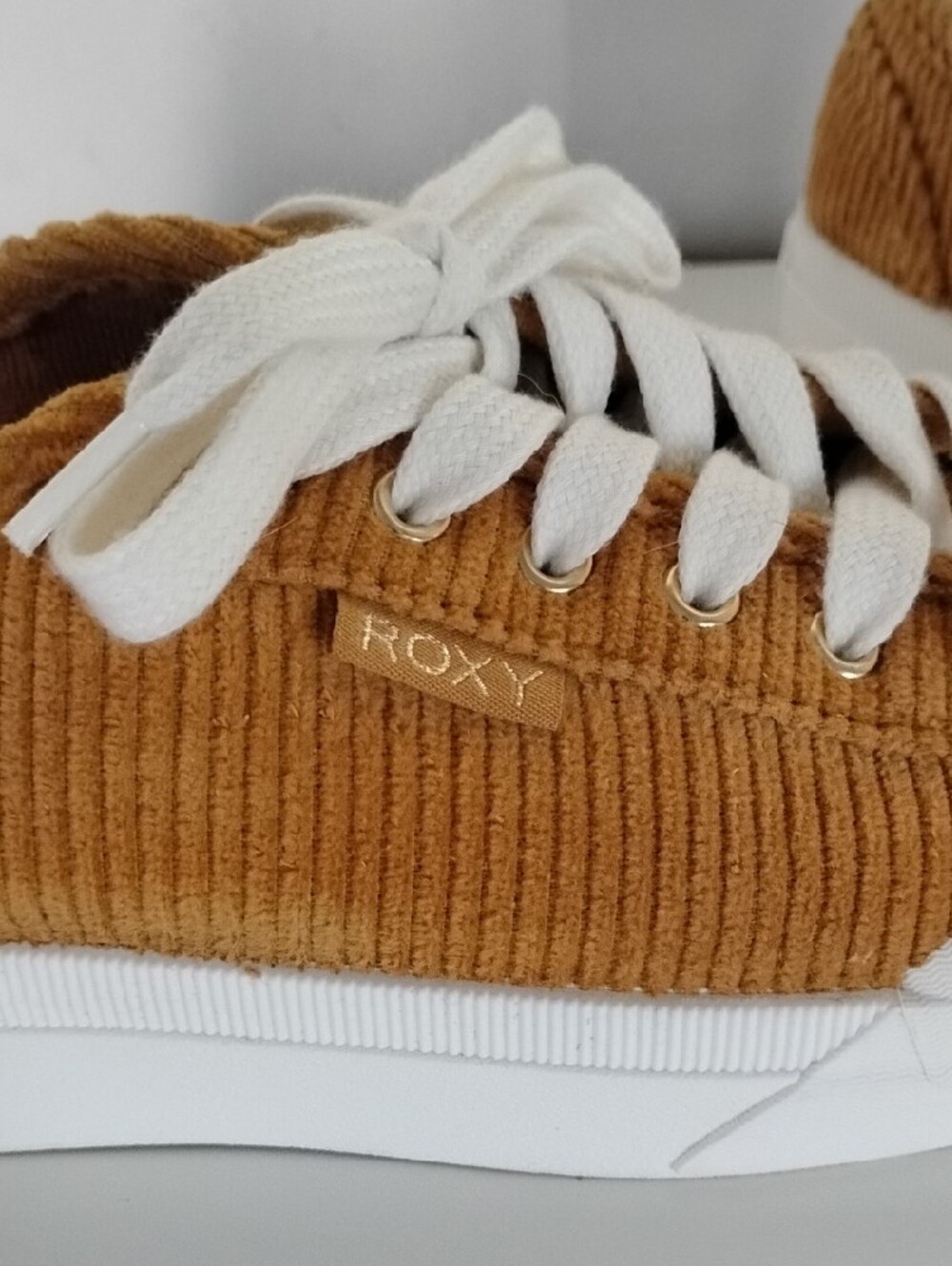 Roxy Women's Size 8.5 Corduroy Sneakers in Tan with White Laces - Picture 2 of 16